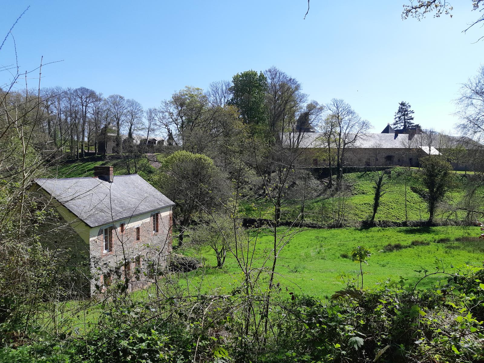 Le château de Cerisy-la-Salle et le Moulin de bas